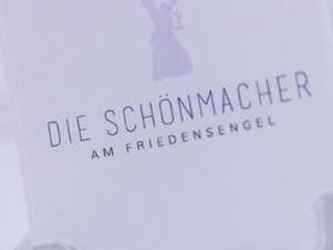 Nahaufnahme des Schildes mit dem Logo der Schönmacher.